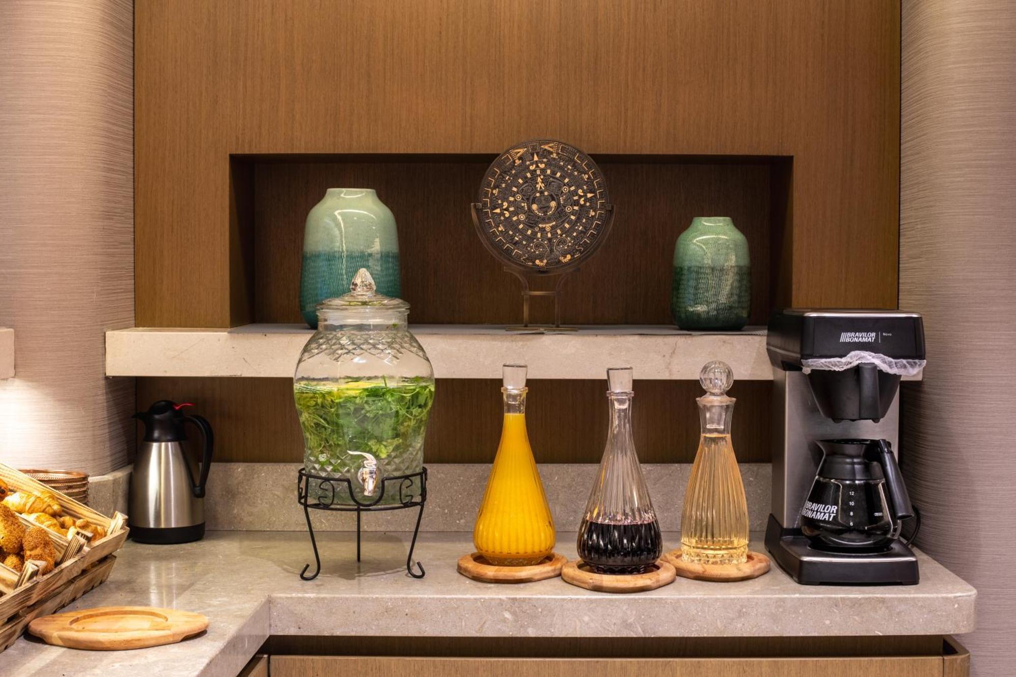 Bentley Hotel Old City-Special Class Istanbul Bagian luar foto A selection of teas and coffee on board a Boeing 787