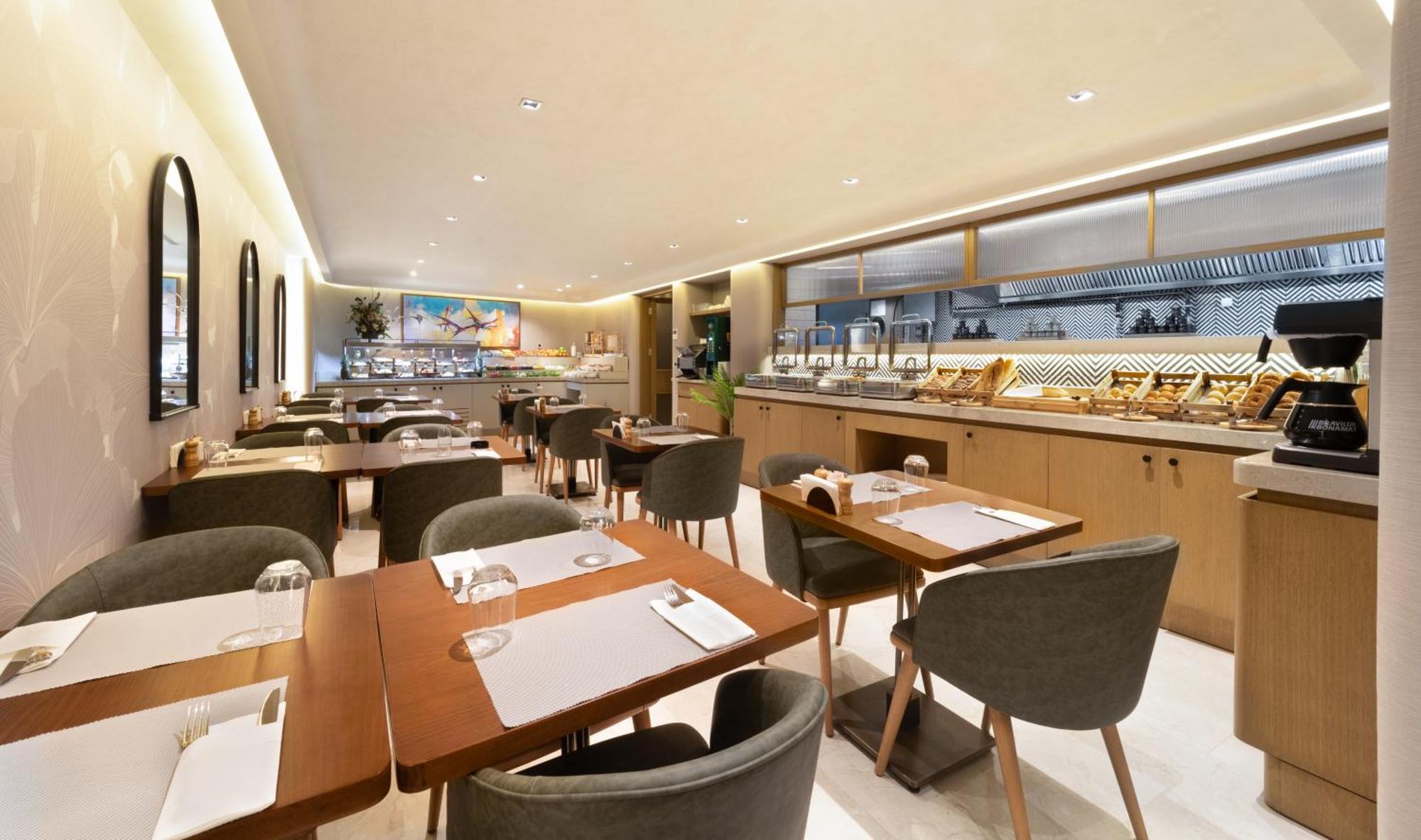 Bentley Hotel Old City-Special Class Istanbul Bagian luar foto The Wing at Hong Kong International Airport