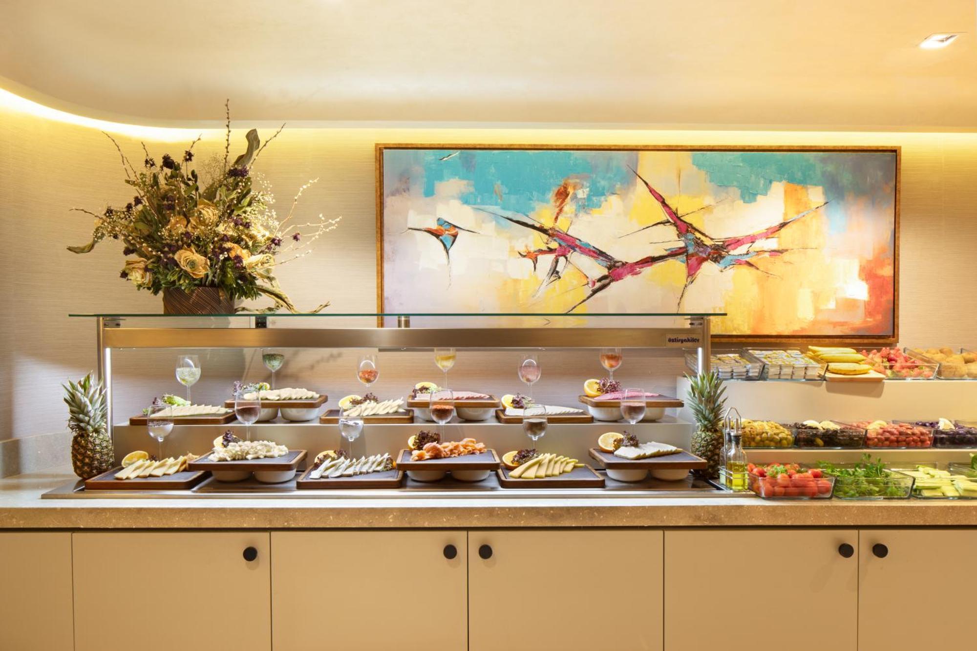 Bentley Hotel Old City-Special Class Istanbul Bagian luar foto A buffet at a hotel