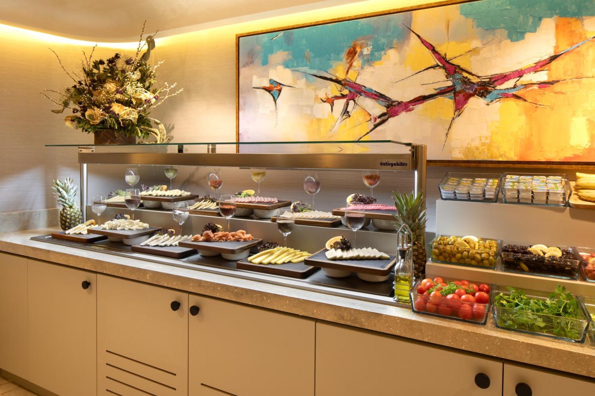 Bentley Hotel Old City-Special Class Istanbul Bagian luar foto A buffet at a hotel