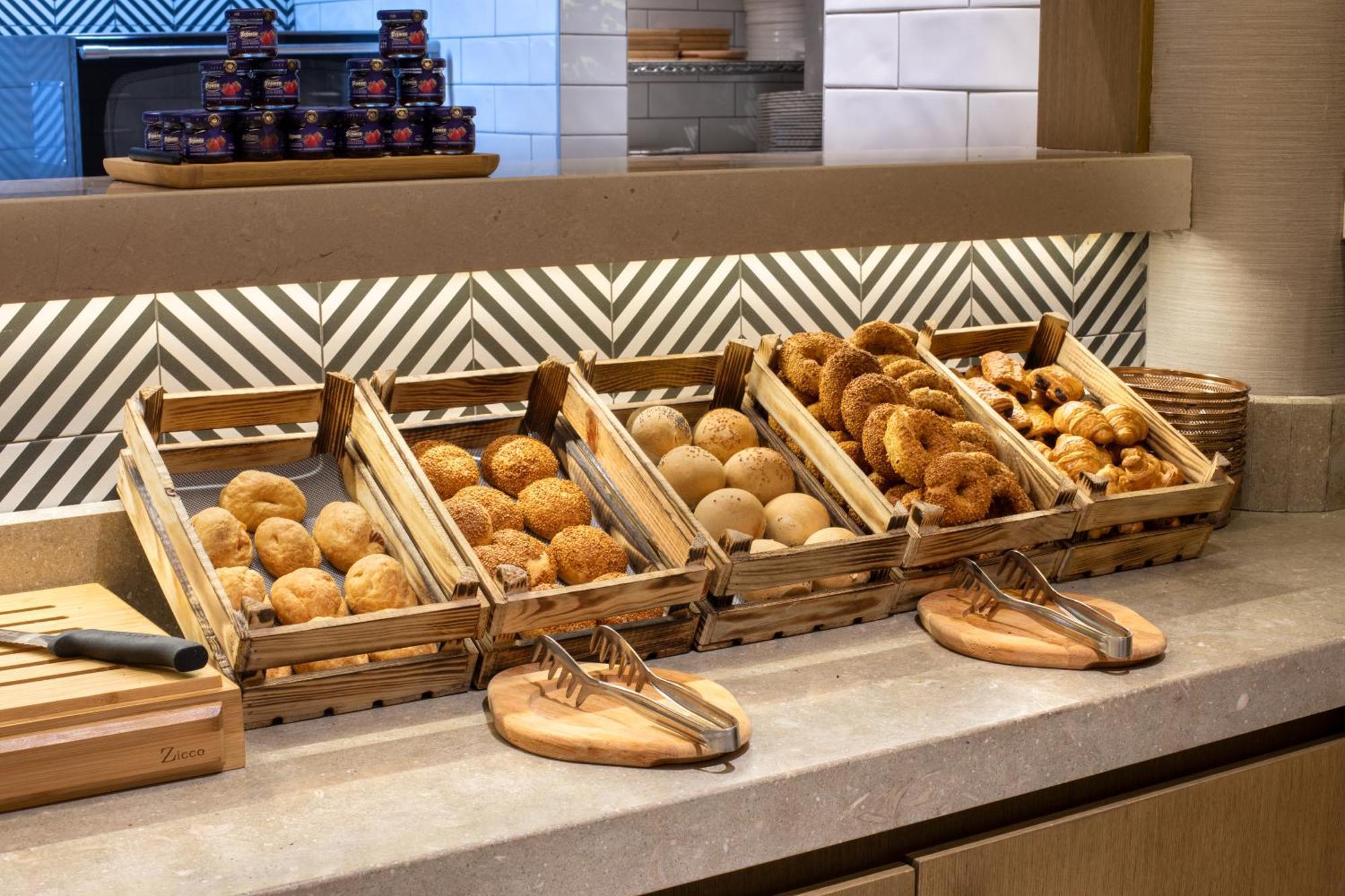 Bentley Hotel Old City-Special Class Istanbul Bagian luar foto Buns at a buffet