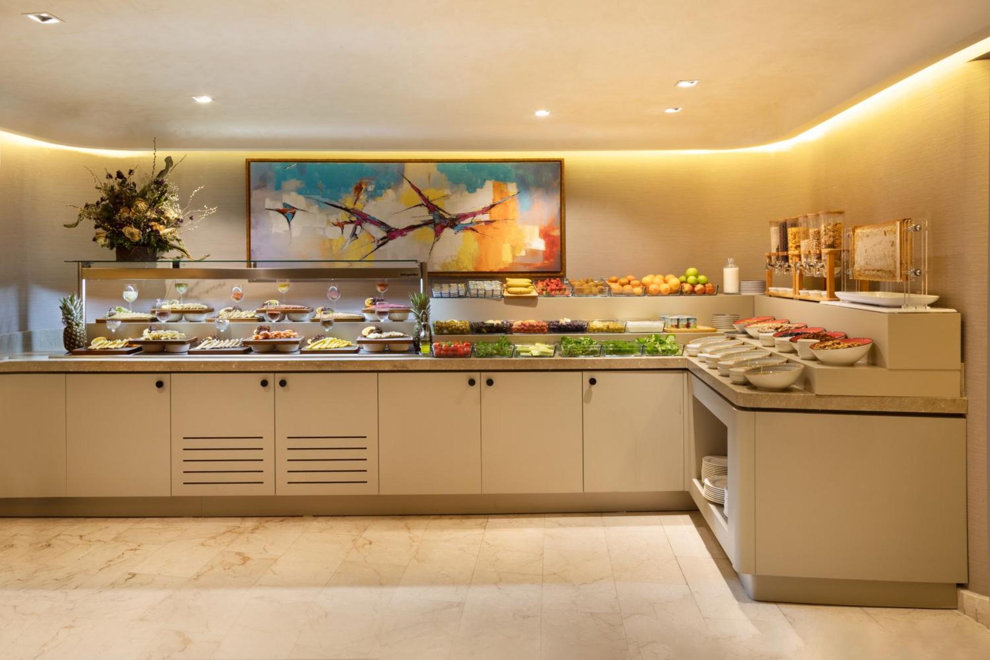 Bentley Hotel Old City-Special Class Istanbul Bagian luar foto The buffet at the lounge